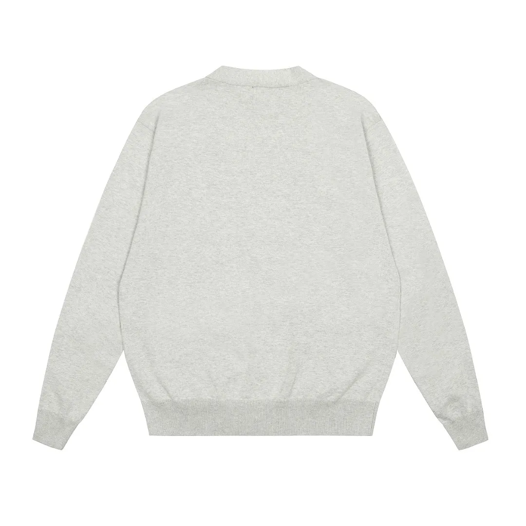 P250 Top quality" Style number: DS813# (not off the shelves all year round) [Ralph Lauren V-neck solid color pony embroidered logo jersey basic cardigan] ✅Ralph Lauren Ralph Lauren classic basic versatile knitted cardigan jacket for men and women couples ✅Main supplier platform live broadcast Wholesale entity Replenish when out of stock Not off the shelf ✅ZP quality 1:1 version Scan the code to enter the GF website Counter quality ✅Detailed quality is the only one in Guangzhou Imported quality cotton yarn, focusing on high-end, cost-effective, good quality needless to say. ✅Restore the original version. The maximum size can be worn up to 180 pounds. Loose, comfortable and stress-free. ✅The upper body is simple and easy to match. A must-have item for ootd. Good-looking clothes are never picky. A must-have for couples of the same style. Size: S-XL. Color: black, off-white, gray, navy.